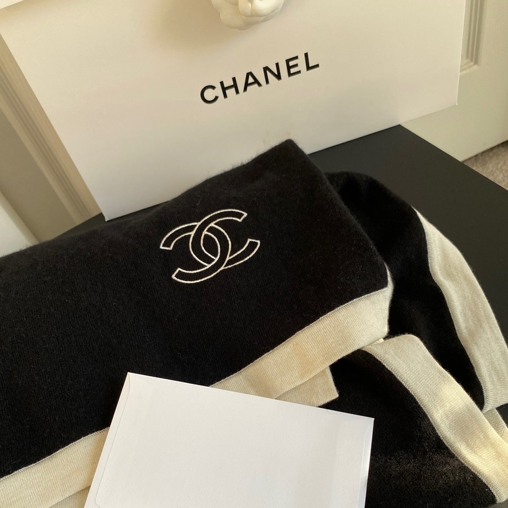 FULL SET - CHANEL Black / Beige Cashmere and Silk Stole Shawl - Picture 7 of 10